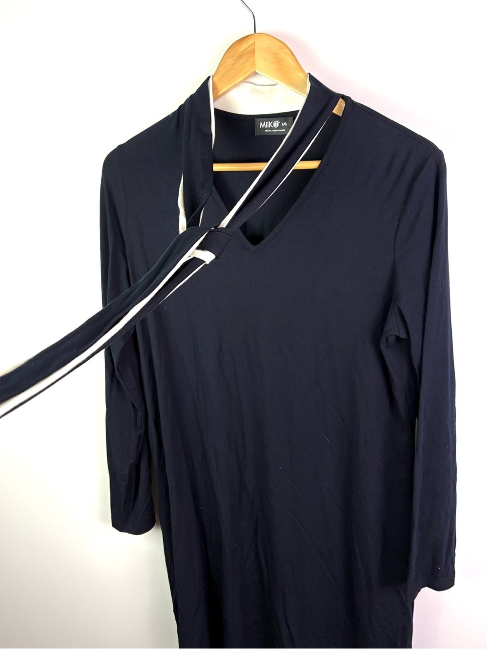 MIIK Navy Tie-Neck Shift Dress with White Trim made in Canada size L - Picture 3 of 6